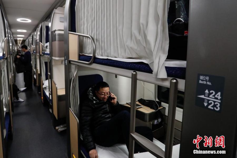 新型双层卧铺动车投入春运 堪称”移动宾馆”(图)