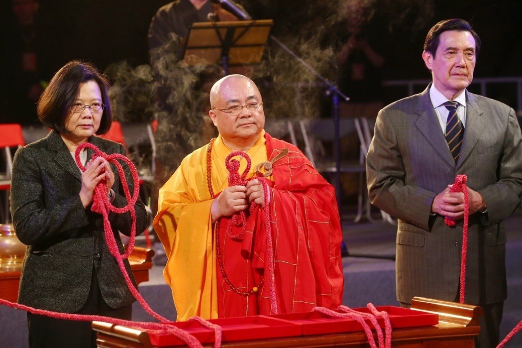 马英九除夕撞钟祈福与蔡英文同框 走入民众人气尽显(图)