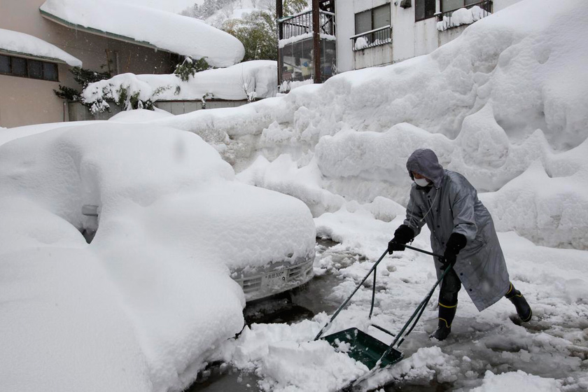 日本北陆地区大雪造成多人伤亡