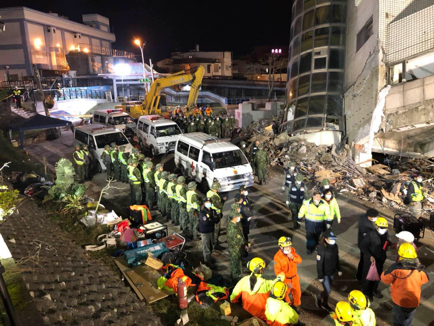 花莲地震两危楼搬出82瓶煤气瓶