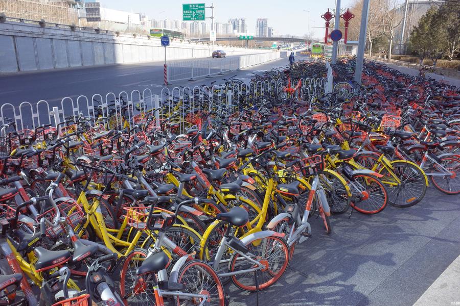 春节假期时的北京:人走了 留下满城共享单车