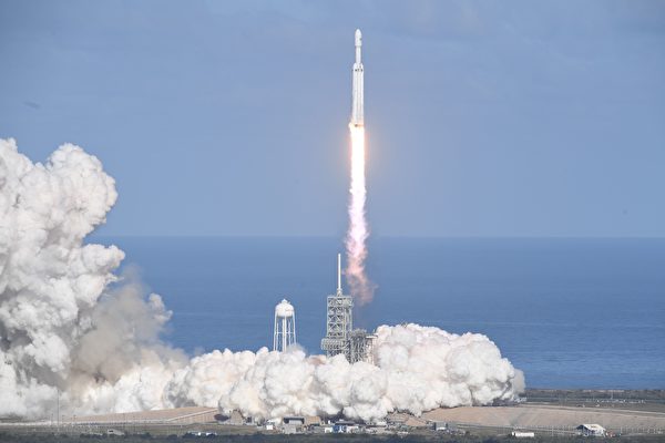 SpaceX成功发射猎鹰重型火箭