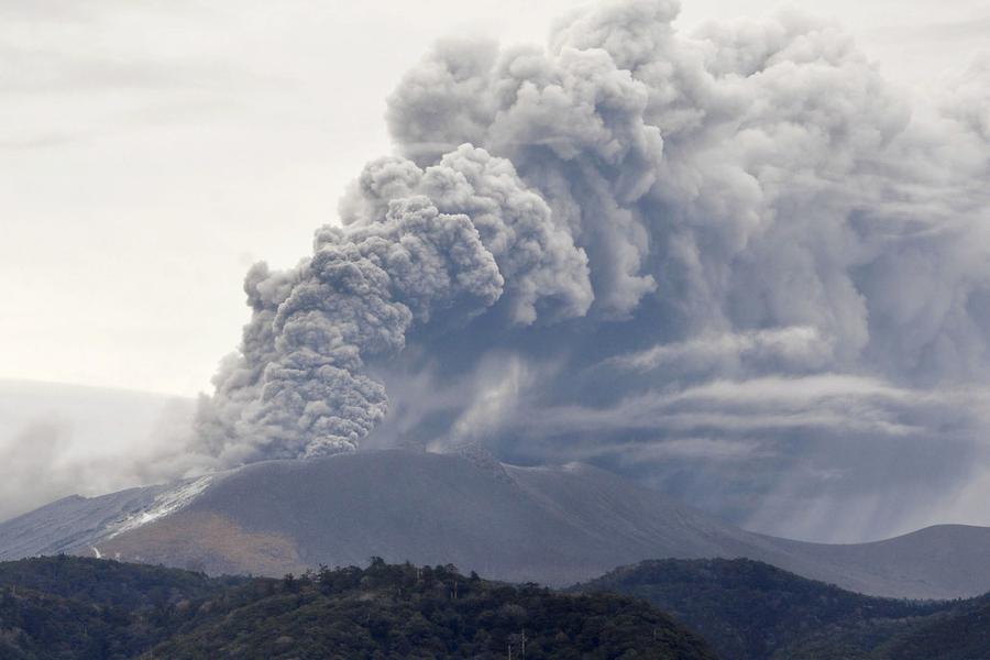 日本火山突然爆发性喷发 日媒:或是大地震前兆(组图)