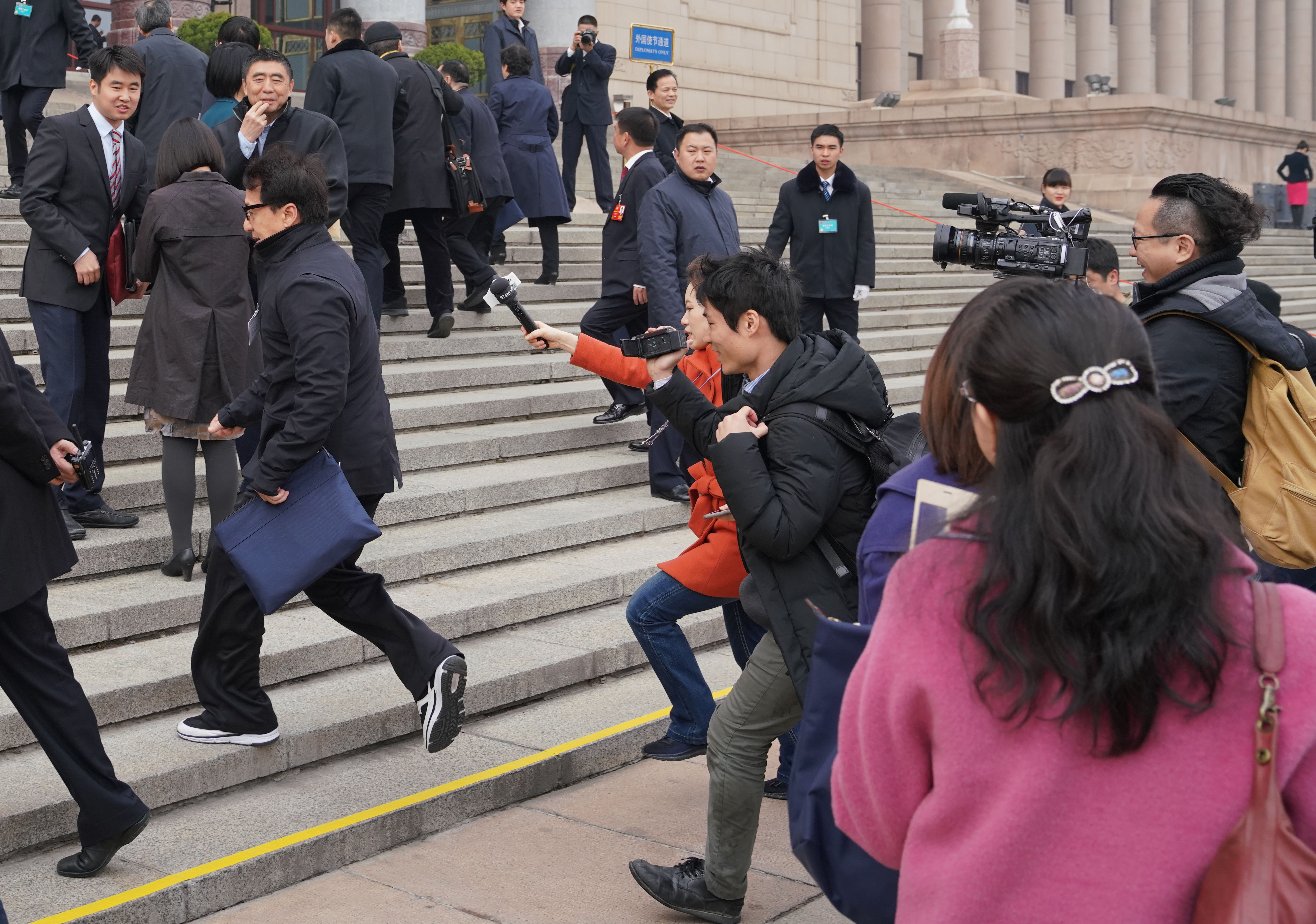 两会前瞻：民生问题热点多，您期待哪些新举措？