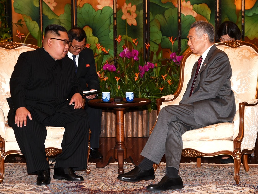 金正恩抵酒店曝光 场面震撼如谍战片 20保镖贴身(图)