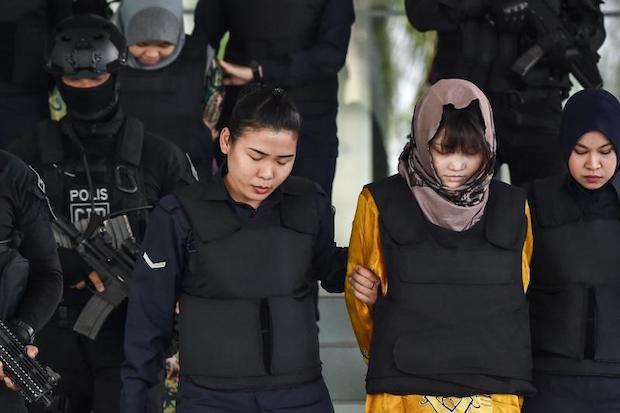 毒杀金正男的两女子被提堂 穿防弹衣护身(组图)