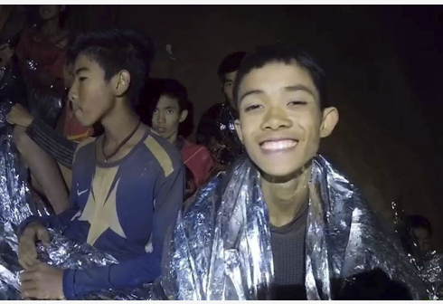 救援队已开始转移泰国山洞受困少年足球队出洞
