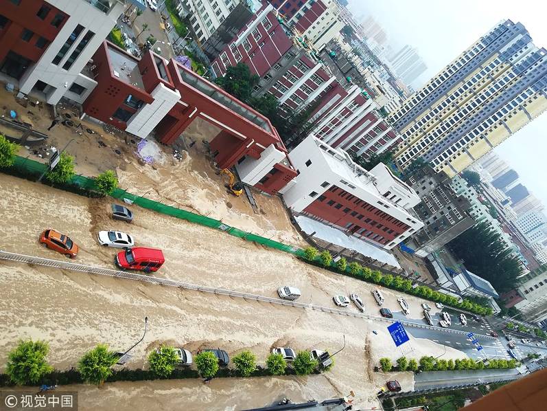 又一省会城市看海!兰州强降雨内涝严重 行车如行舟(图)