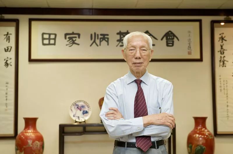 穿补丁袜子住出租屋 这老人捐10亿家产给300学校(图)
