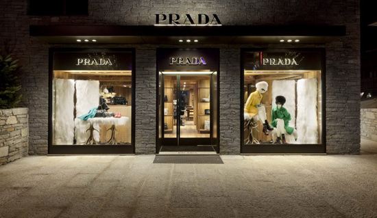 父母还在国内苟且，你却在国外秀着Prada和LV？(组图)