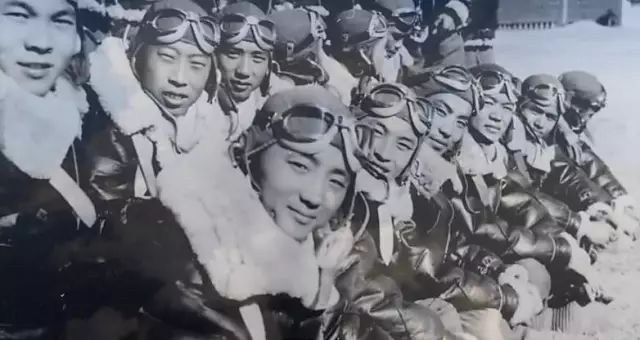 1700个集体赴死的年轻人 今天的头条只属于他们！(图/视频)