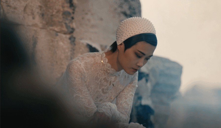 李宇春穿蕾丝裙女人味十足，没想到她居然也拍过“婚纱”照(组图)