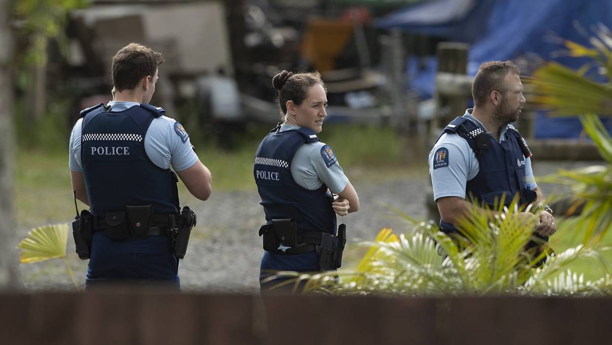 有人用枪瞄准警用直升机，大批警察包围奥克兰西部一住宅