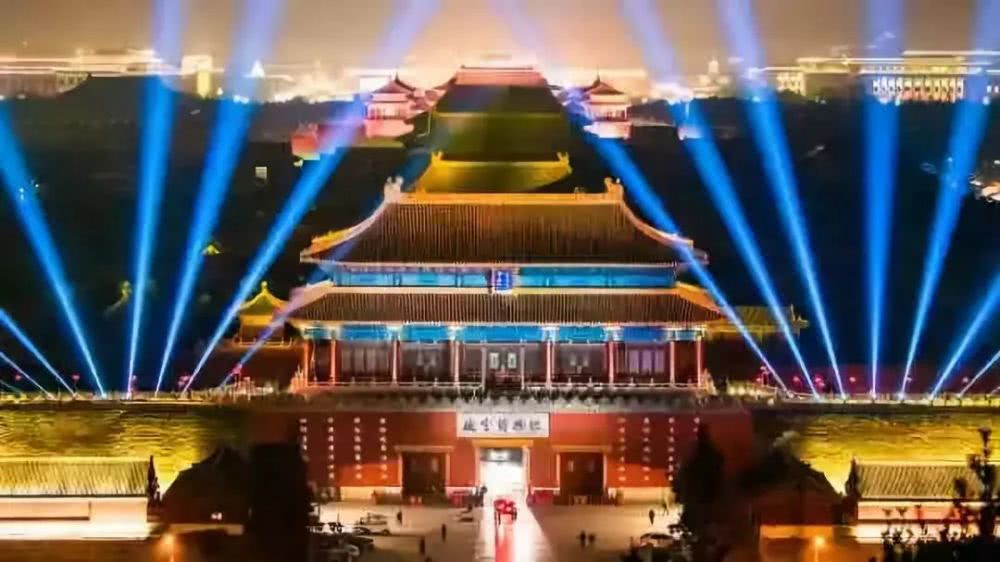 故宫灯光秀引发全民吐槽！拿什么拯救你闪瞎的土味儿审美？(组图)