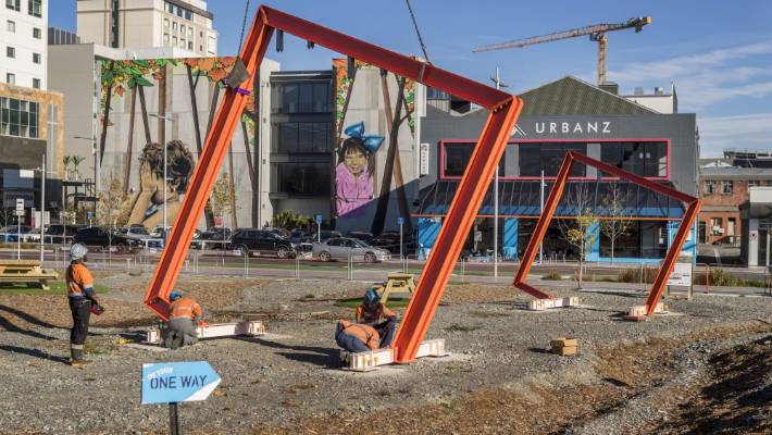 基督城市中心再现“网红”打卡点 邀请你来画框里荡秋千