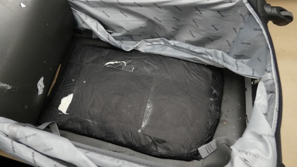 新西兰海关在行李箱中查获22公斤毒品 4人被指控贩毒