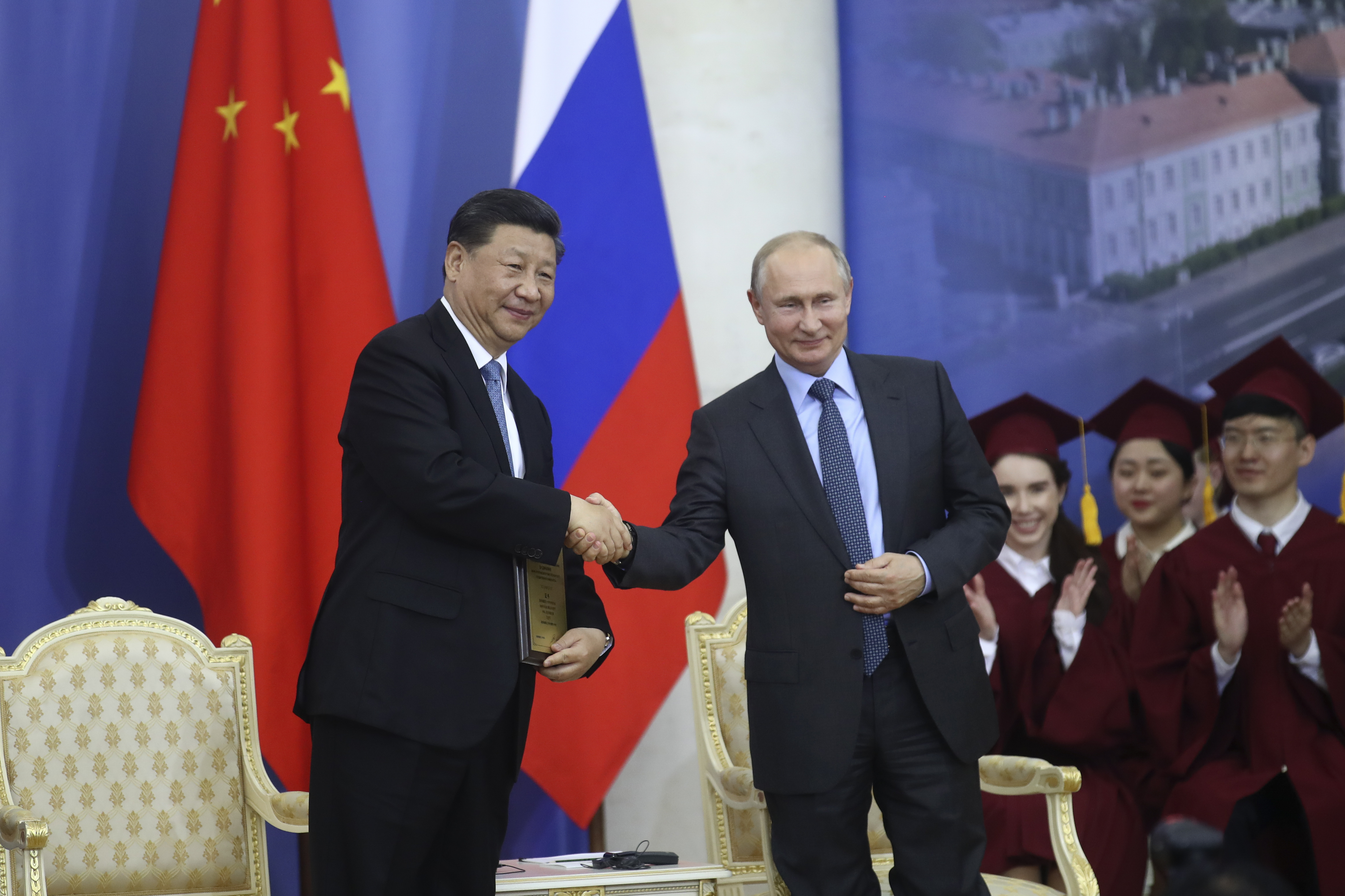 习近平出席接受圣彼得堡国立大学名誉博士学位仪式