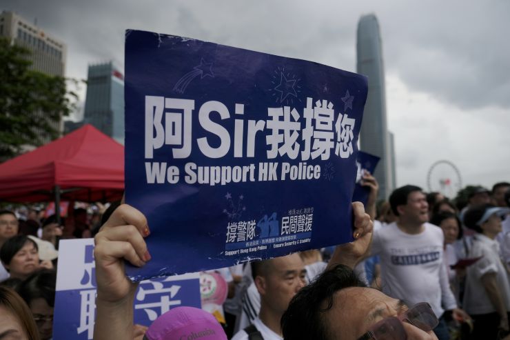 16.5万港人冒雨声援港警 在场警员称内心很温暖(图)