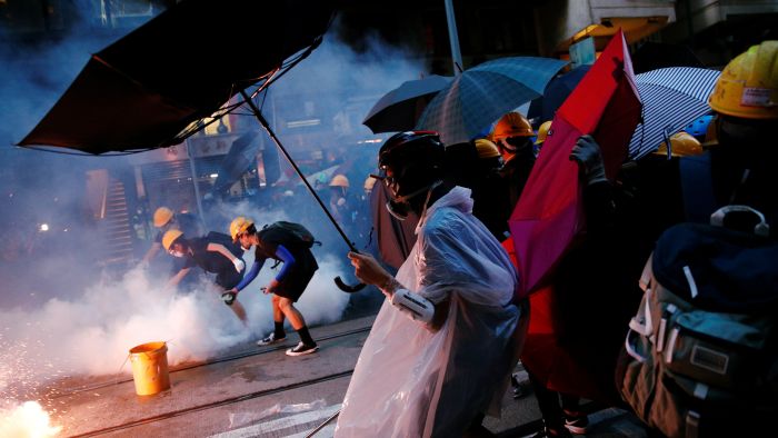 香港暴力循环危机，极端势力绑架主流政治亚洲周刊