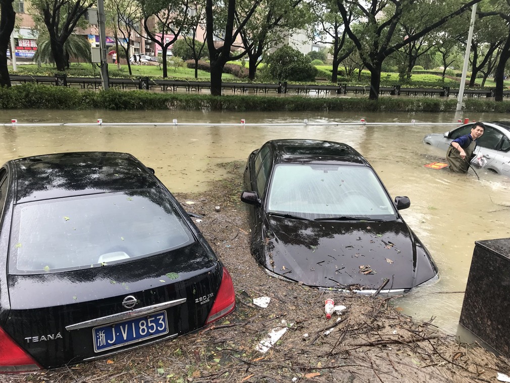 图集:中国遭遇强度史上罕见台风 651万人受灾(组图)