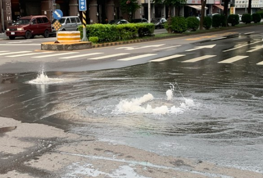 台湾6.4级地震:地面隆起瓦斯漏气 老人抱女儿大哭(图)