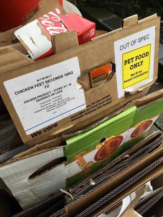 这家开了十几年的中国餐厅门口惊现“宠物食品”包装？！