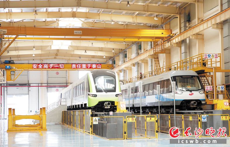 中国首列商用磁浮2.0版列车进行提速测试