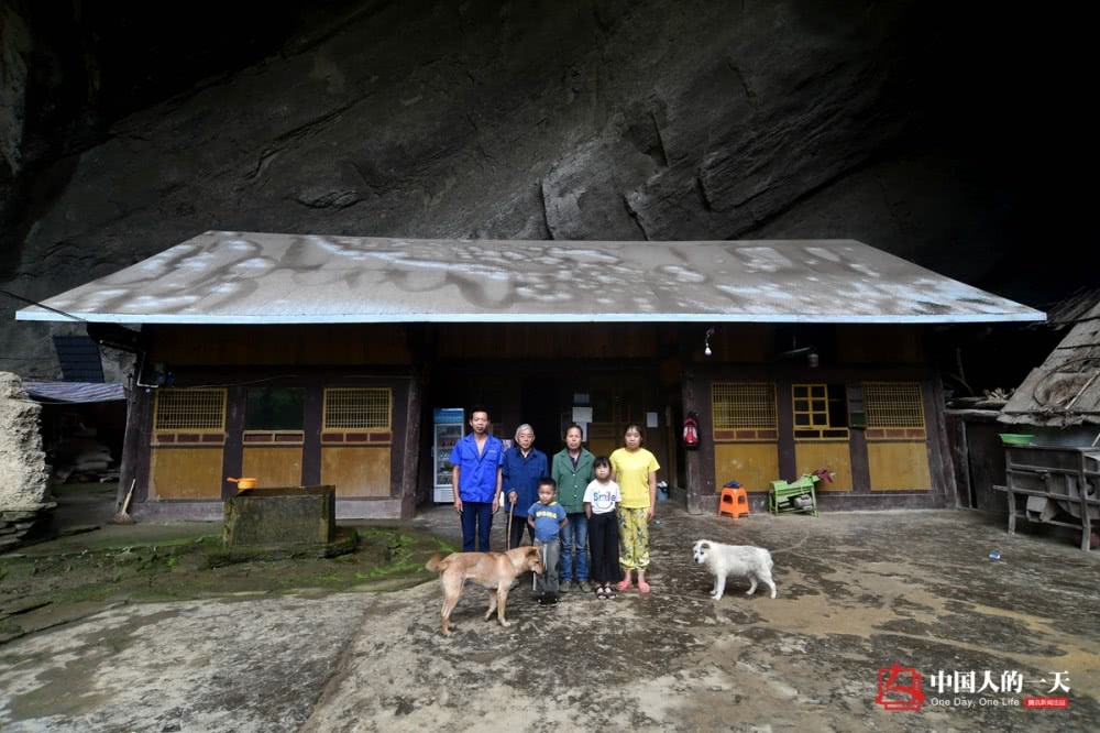 一家五代农民山洞里住百年 政府出资也不愿意搬走(组图)