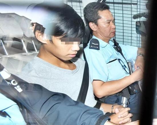 涉嫌焚烧国旗的香港男子出庭受审 不准保释