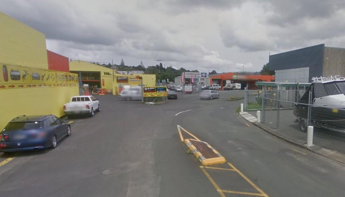 突发更新：大批武装警察包围奥克兰一家商店，二架直升机空中盘旋 一男子被捕