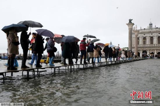 恶劣天气席卷意大利 罕见浪潮“淹没”威尼斯