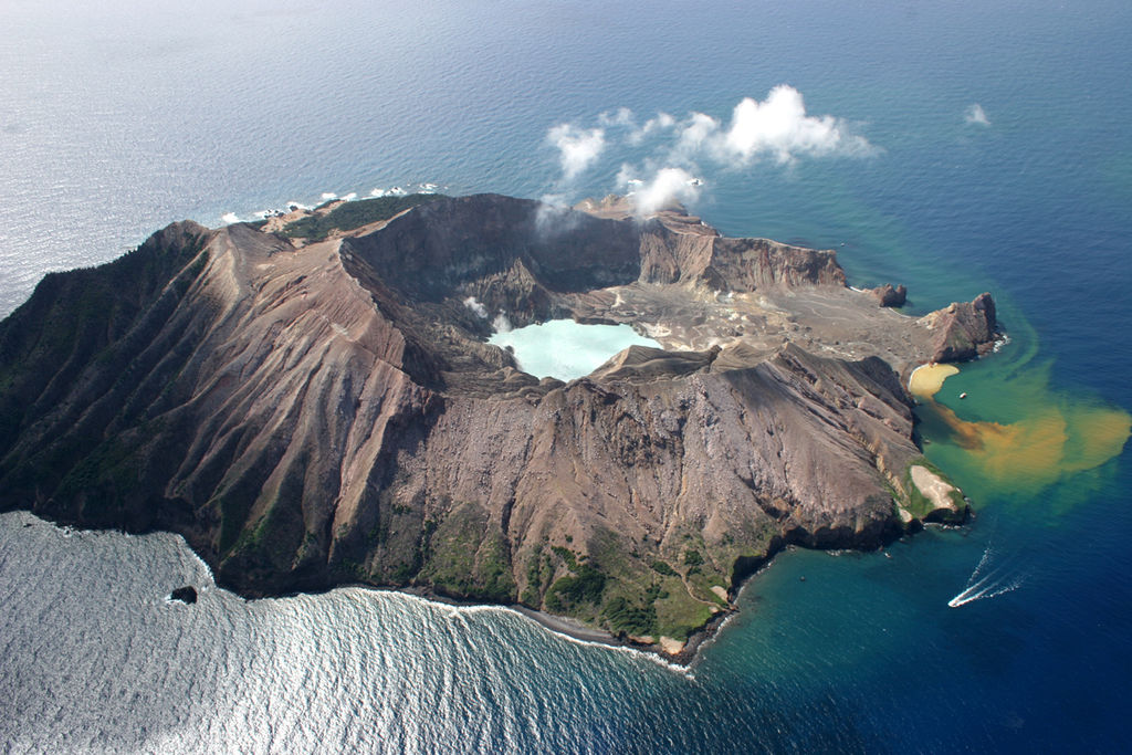 新西兰怀特岛火山喷发第四天：两名重伤患者死亡，死亡人数增至8人