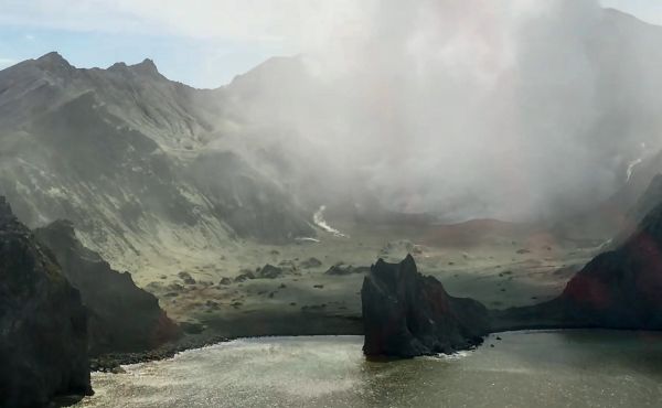 快讯：怀特岛火山喷发六具失联人员遗体已找到 将空运离岛