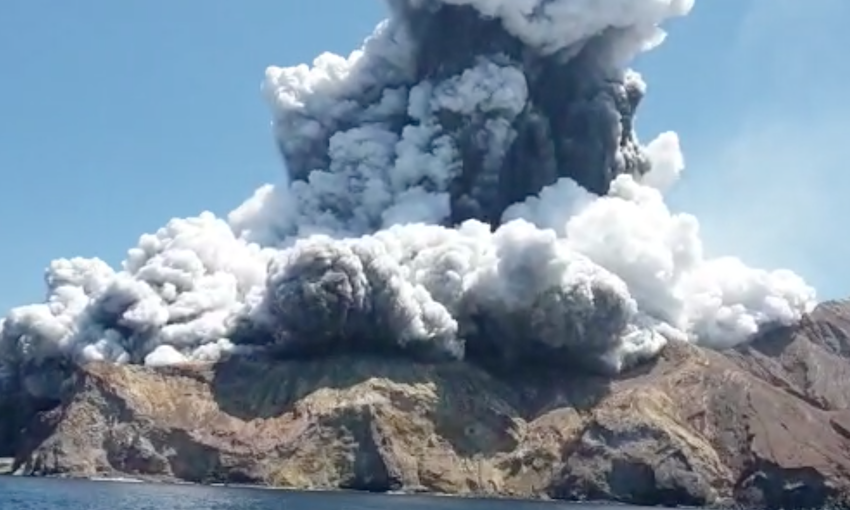 新西兰怀特岛火山喷发更新：专家认为50%的可能性再次喷发，警察继续评估风险，飞行员有信心90分钟运回尸体