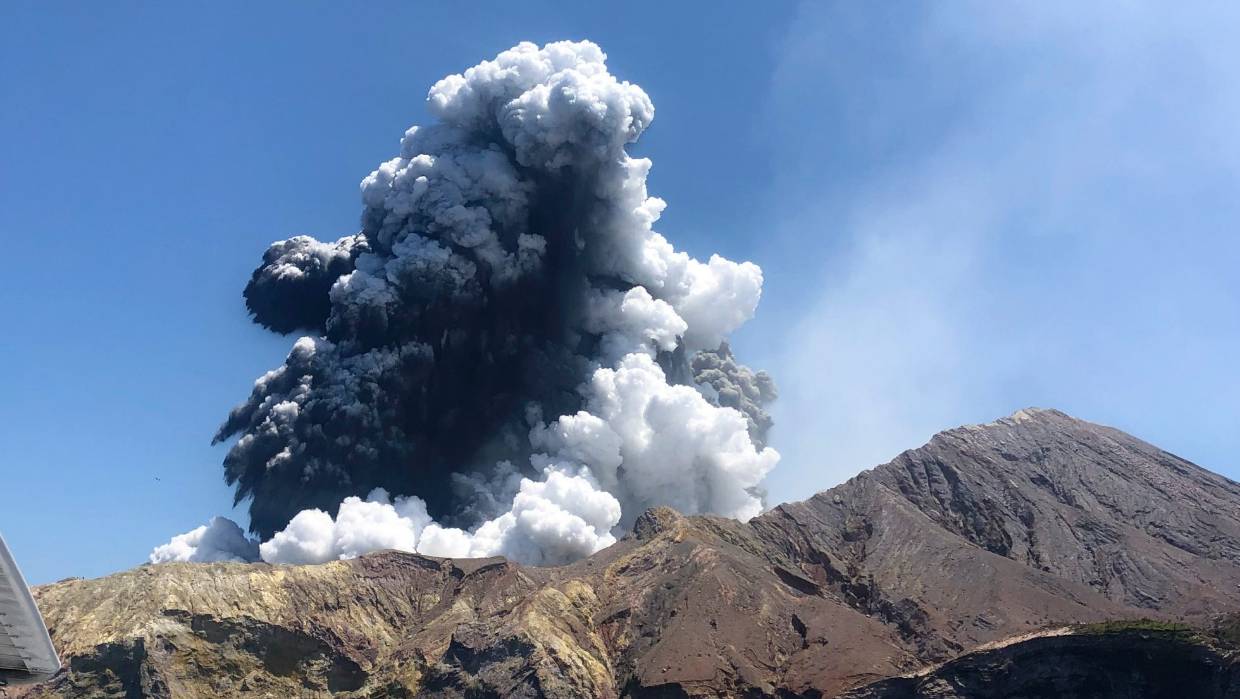 警方证实，怀特岛火山喷发遇难者再添一人，死亡人数上升为18人