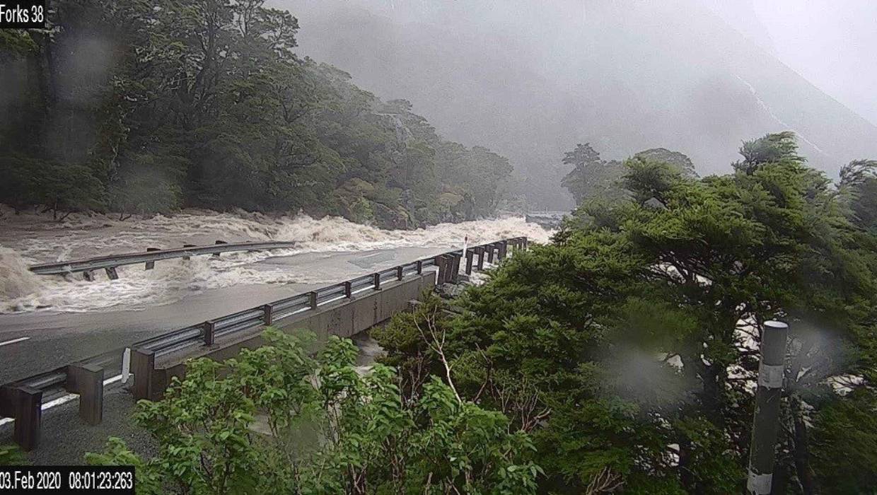 新西兰南岛暴雨成灾 430名游客被困米尔福德峡湾