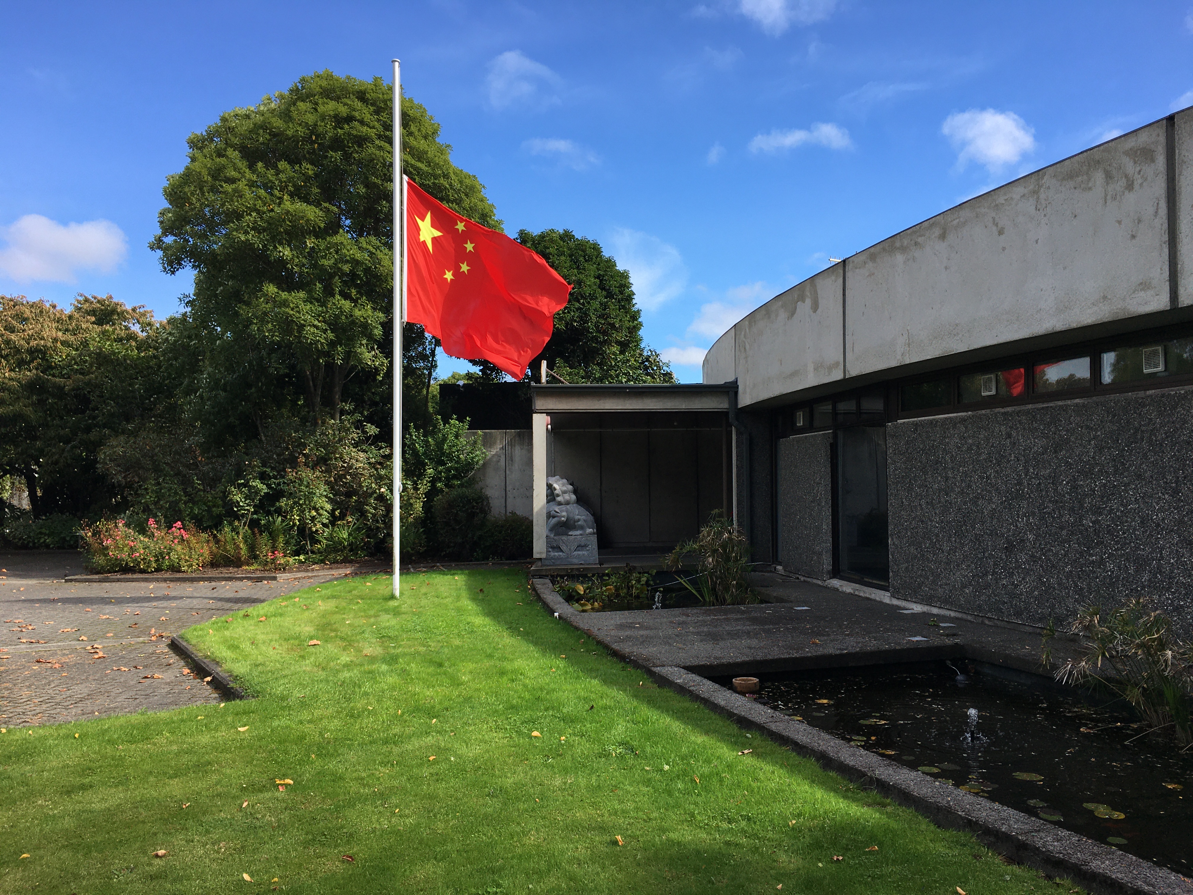 中国驻克赖斯特彻奇总领馆清明降半旗致哀