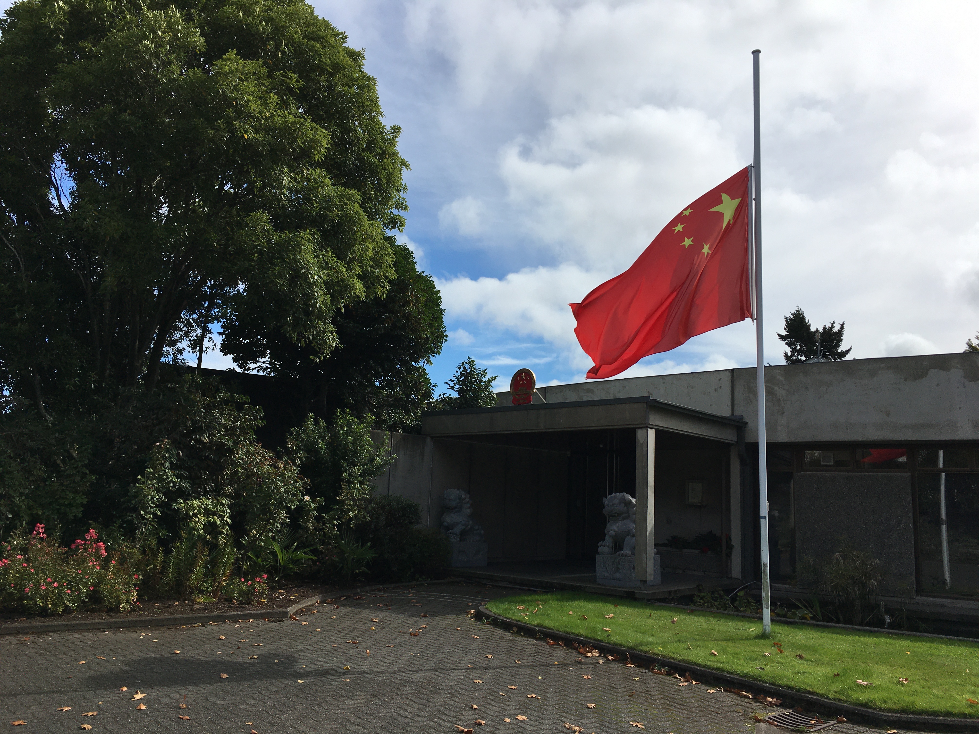 中国驻克赖斯特彻奇总领馆清明降半旗致哀