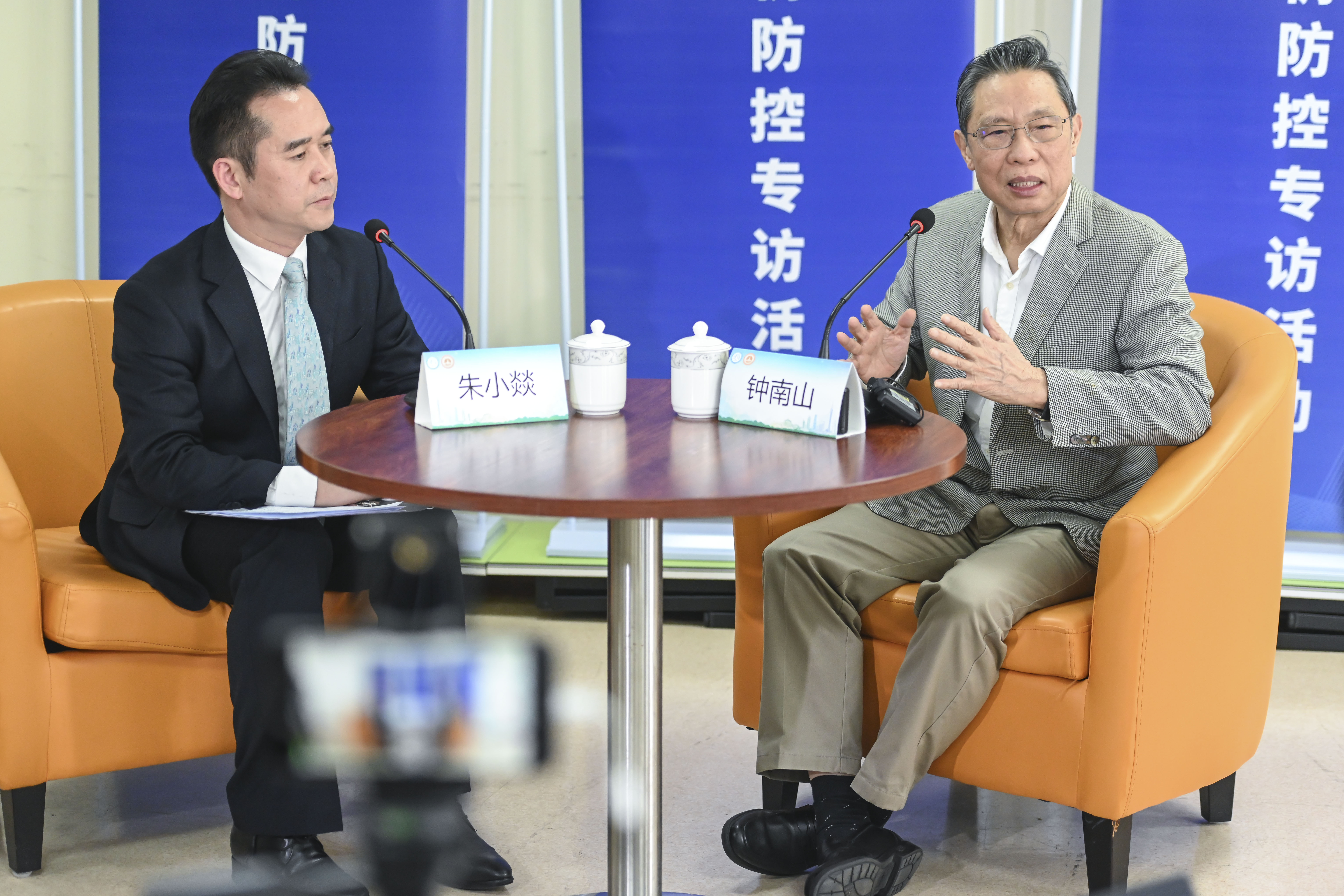 钟南山与外籍人士座谈：戴口罩不是“有病”是“防病”