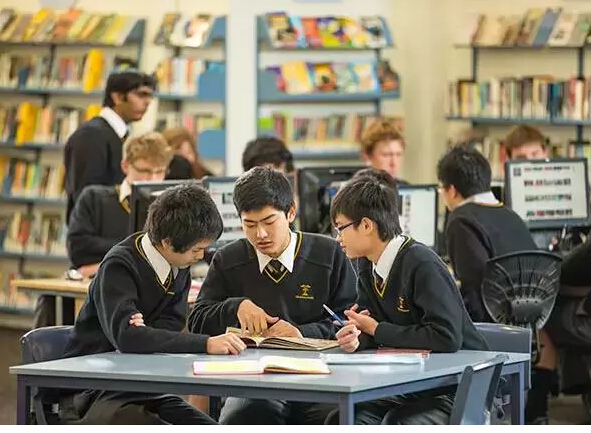 中学校长对国际教育的收入损失感到无奈和愤怒