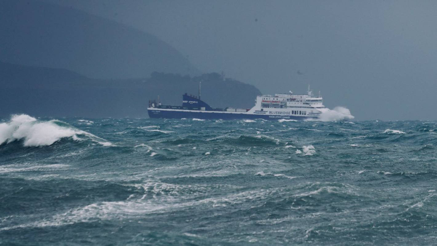 库克海峡遭遇风浪天气，渡轮取消
