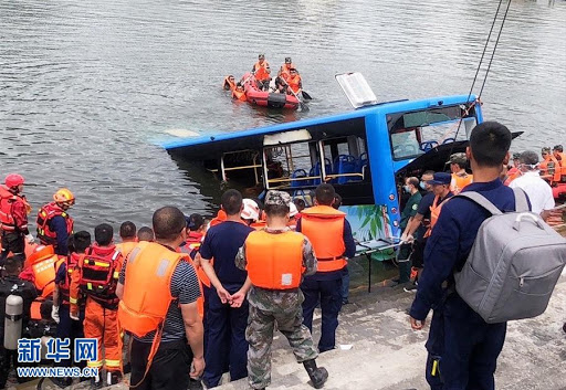 贵州安顺发生一起公交车坠湖事件 16人生还