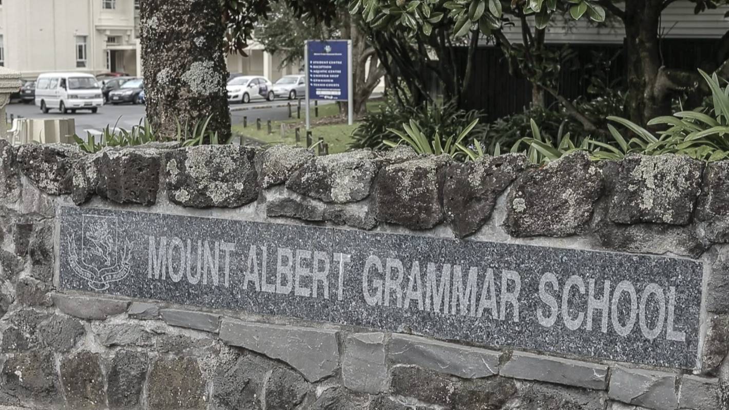 一名奥克兰确诊家庭的密切接触者确诊，为Mount Albert学校学生