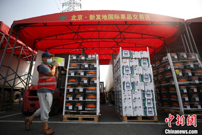 北京新发地市场全面复市 日供应蔬果量上升至约2.3万吨
