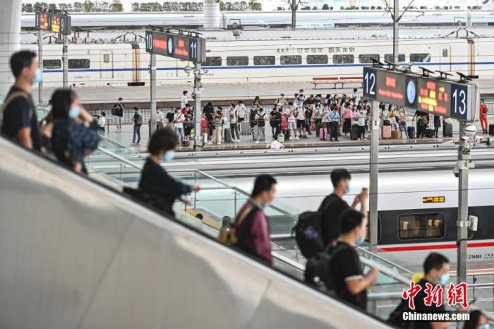 中国铁路连续6天发送旅客超千万 道路交通陆续迎来返程高峰
