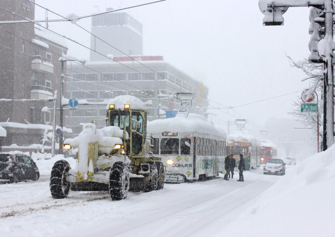 日本多地连降大雪至少10人死亡
