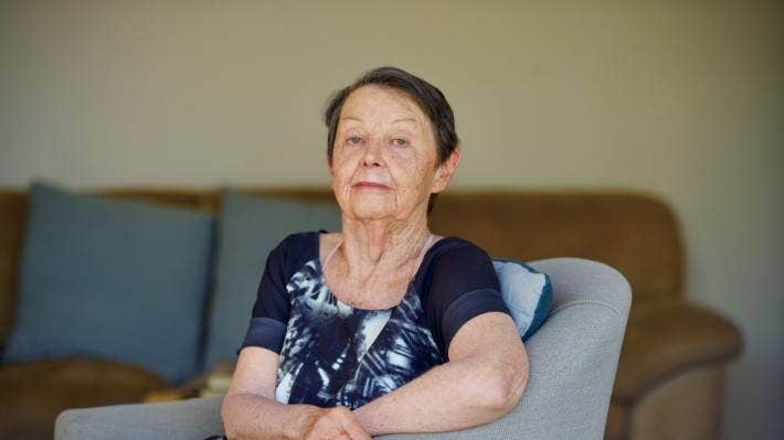 奥克兰妇女被邀请进入管理隔离设施邮寄陪审函