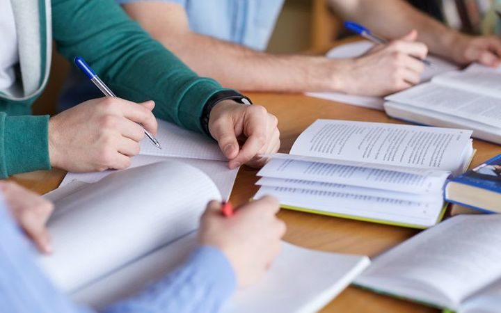 新西兰中小学校长联合会向教育部发起质疑，指责在应对学生不断下降的学习成绩方面缺乏领导力