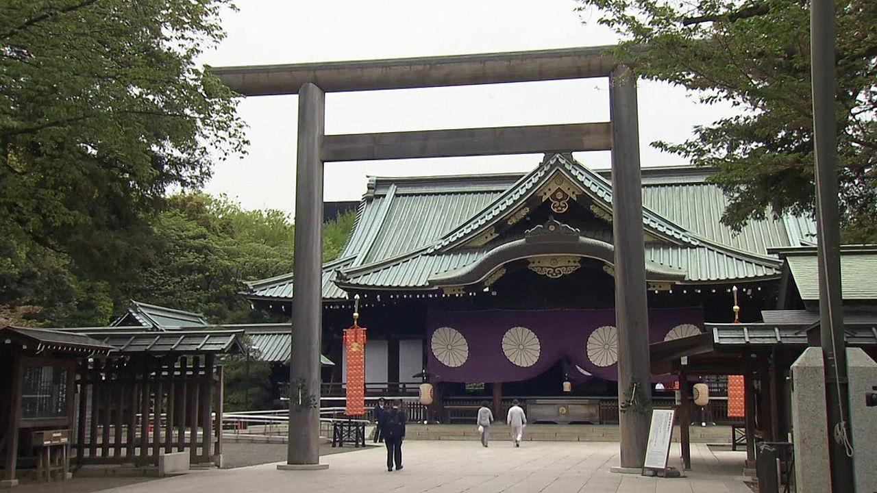 日本首相菅义伟向靖国神社供奉祭品