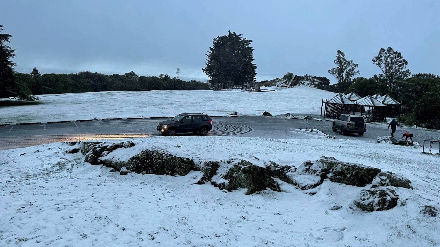 南极风暴袭击新西兰：冰雪狂风、道路封闭，局地成为仙境